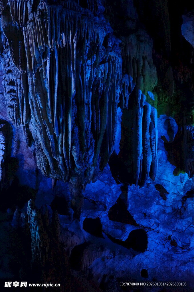 梦幻蓝色溶洞景观
