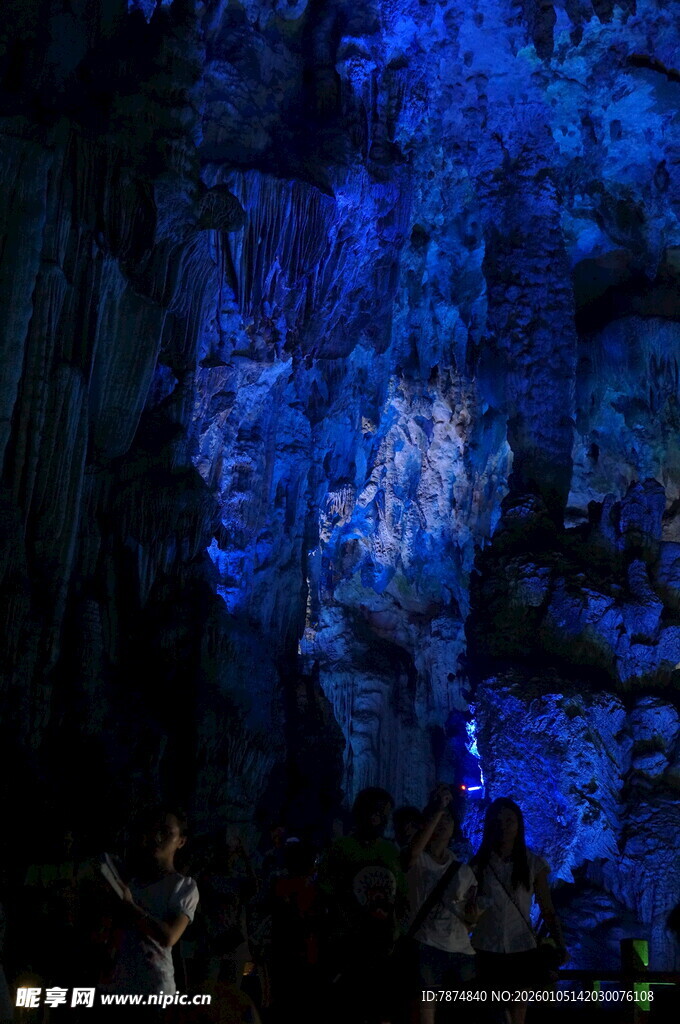 梦幻蓝色溶洞景观