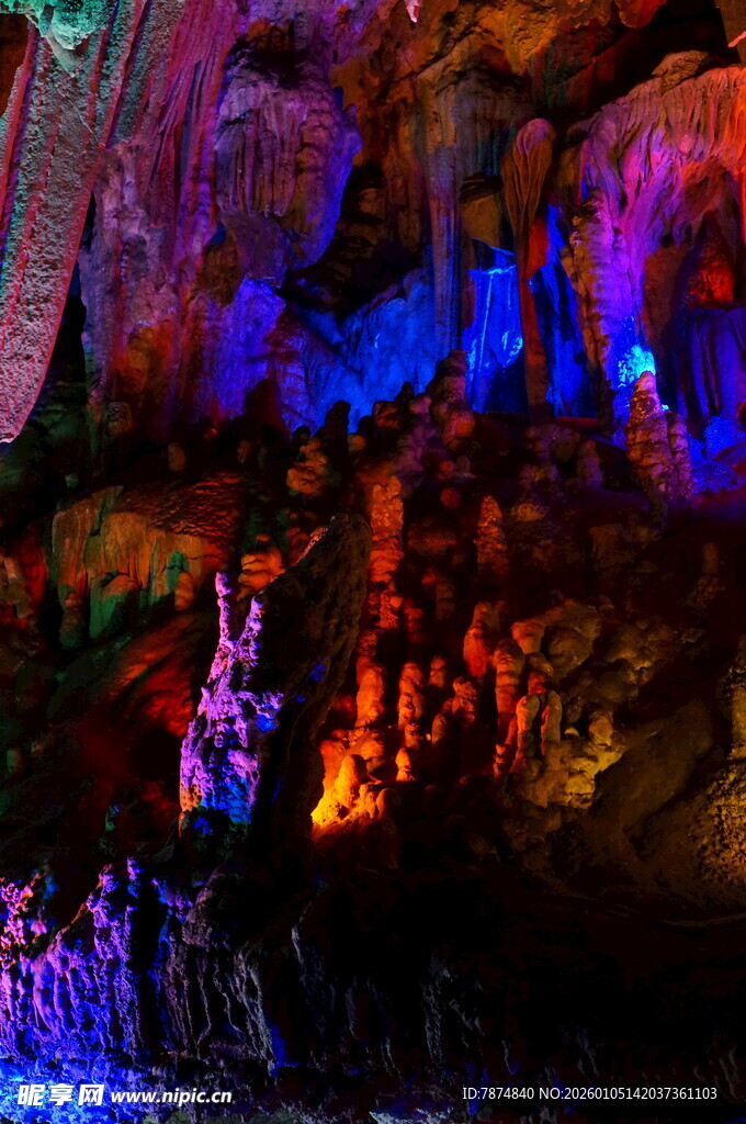 梦幻溶洞景观 色彩斑斓