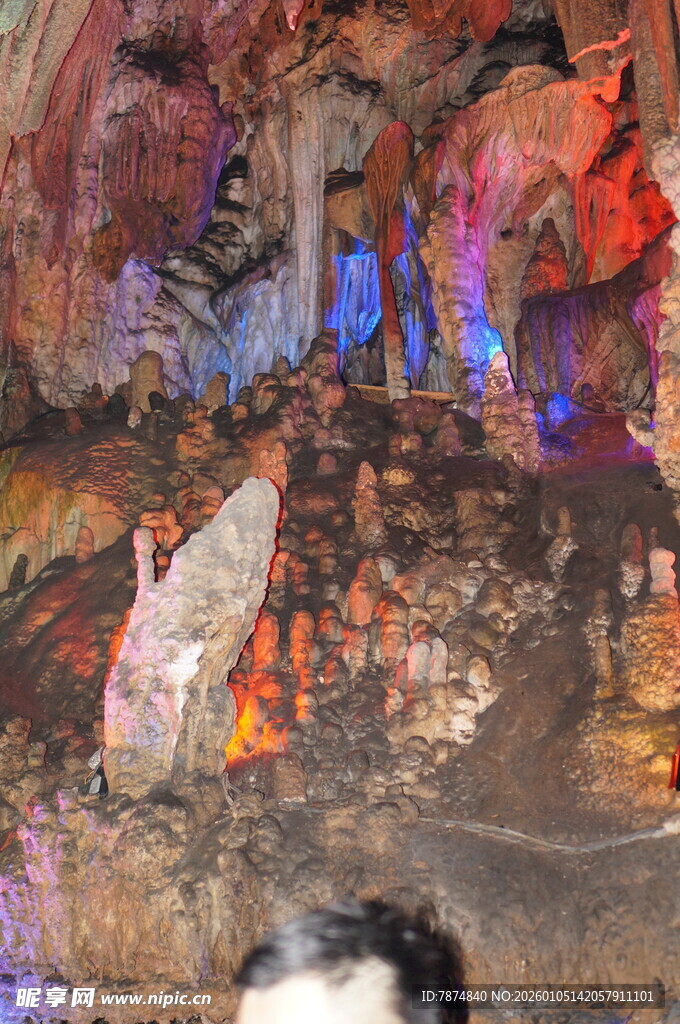 梦幻溶洞景观 色彩斑斓