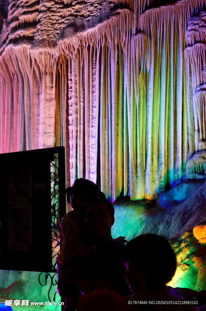 梦幻溶洞景观吸引游客