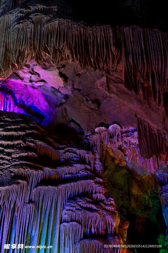 梦幻溶洞斑斓景观