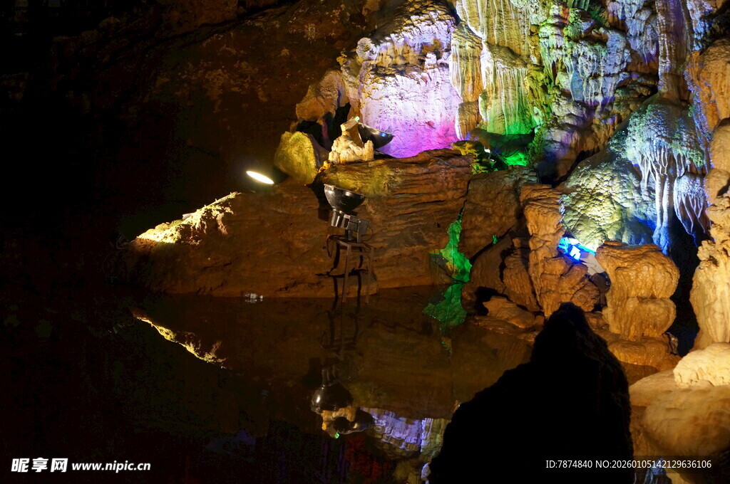 洞穴奇幻景观 多彩灯光映照