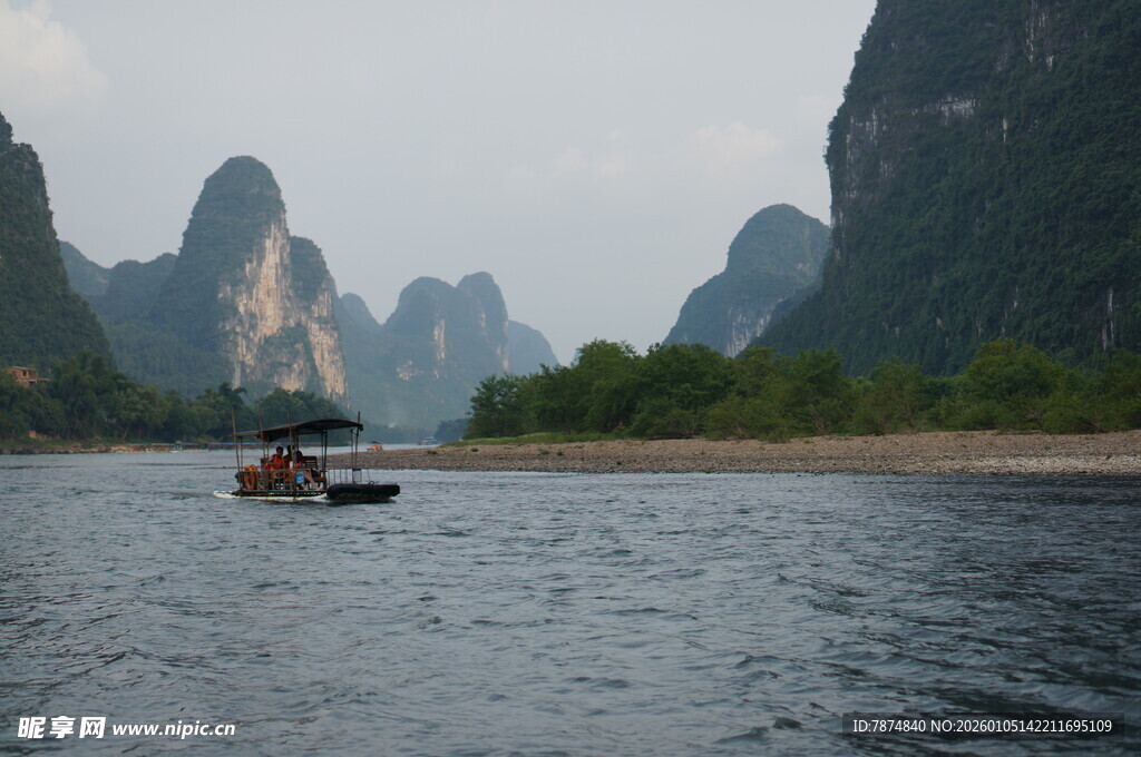 漓江山水间的悠然小船
