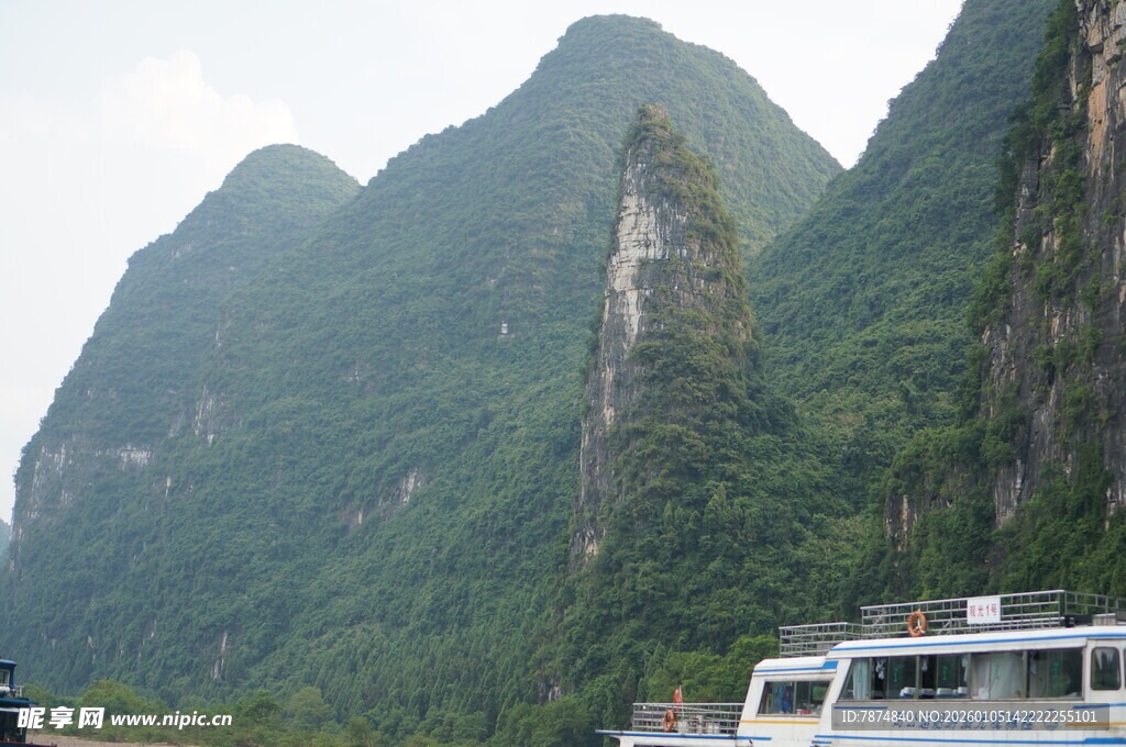 漓江山水间的游船美景