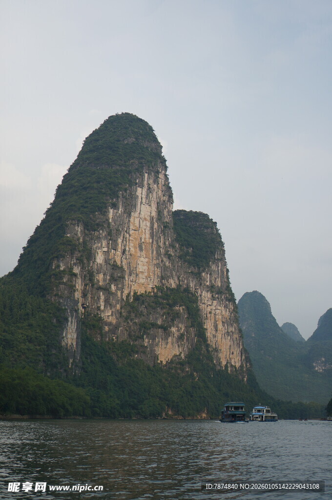 漓江畔的秀丽山峰