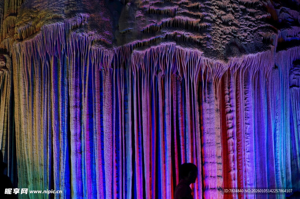 梦幻彩色冰柱景观