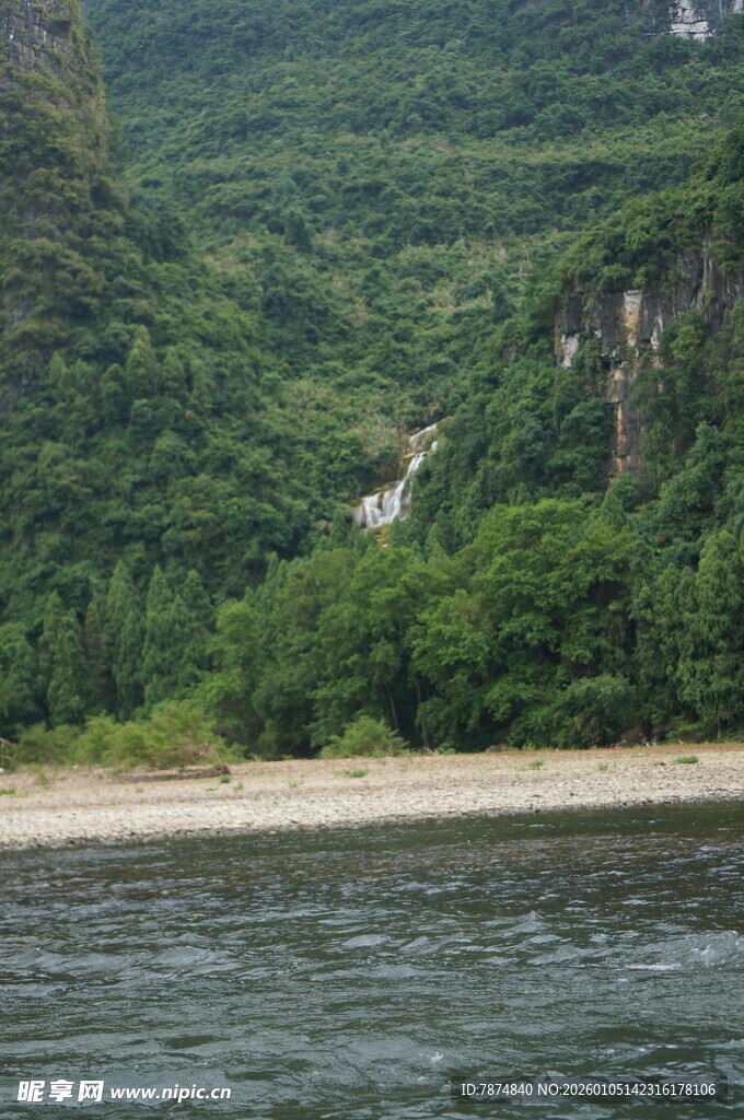 河畔青山绿水自然美景