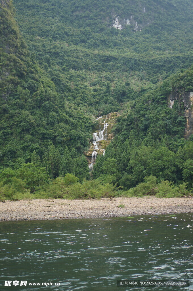 青山绿水间的秀丽瀑布