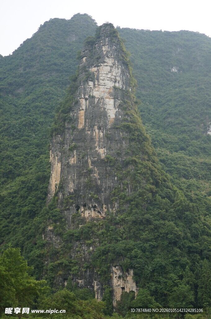 奇峰耸立绿意环绕的山峦