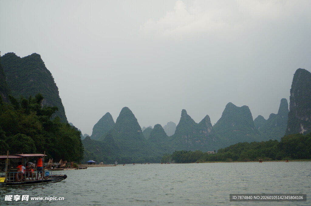 漓江山水间的游船美景