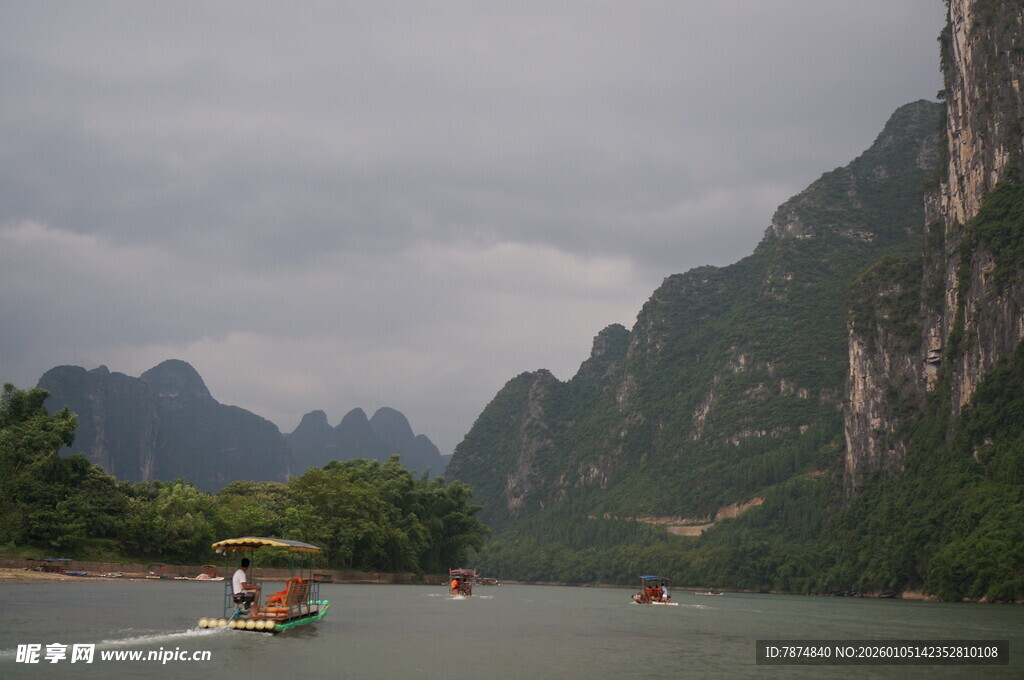 漓江山水间的竹筏漂流