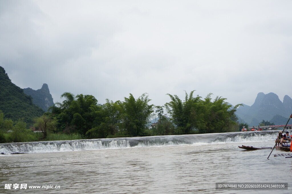 漓江山水间的竹筏漂流