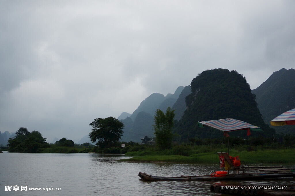 烟雨漓江畔的静谧风光