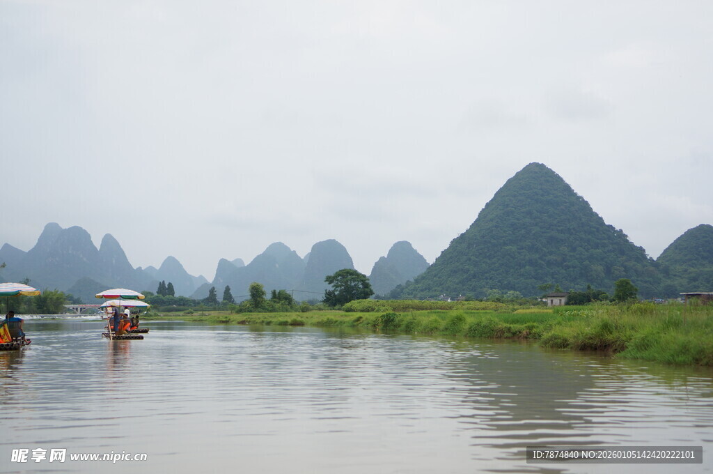 漓江山水间的悠然竹筏行