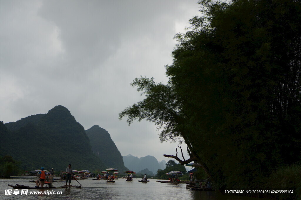 漓江山水间的竹筏景致