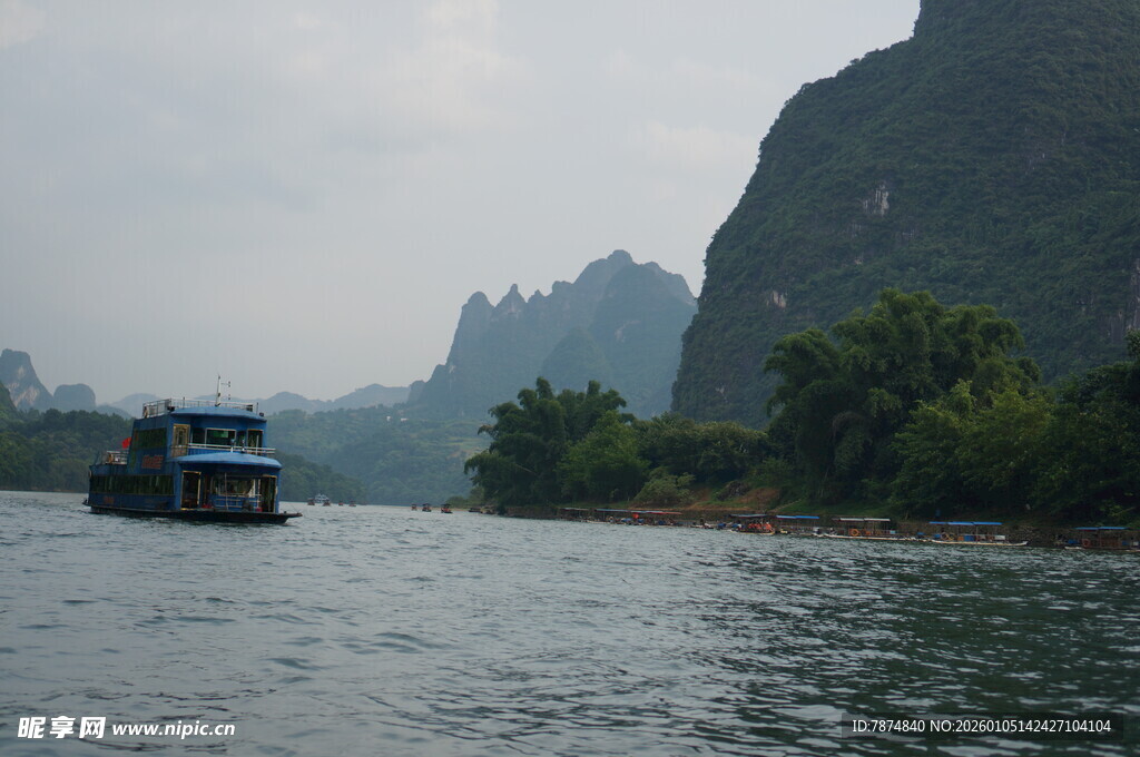 漓江游船 山水间悠然景致