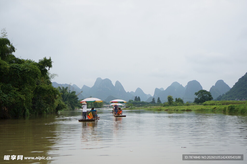 漓江泛舟赏山水美景