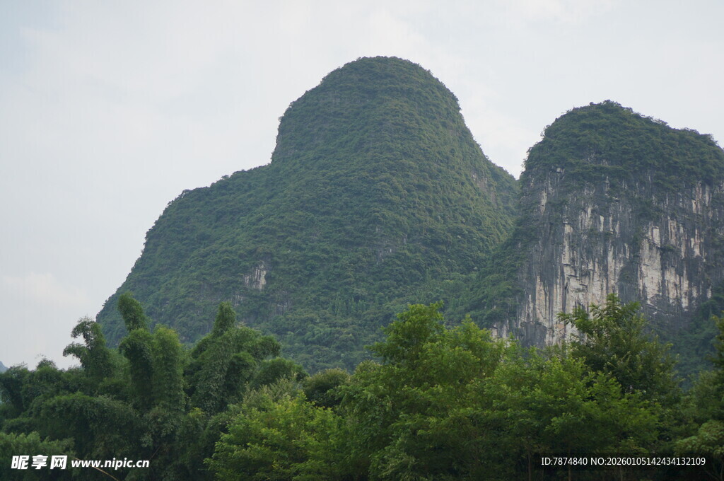 秀丽山峦与葱郁植被