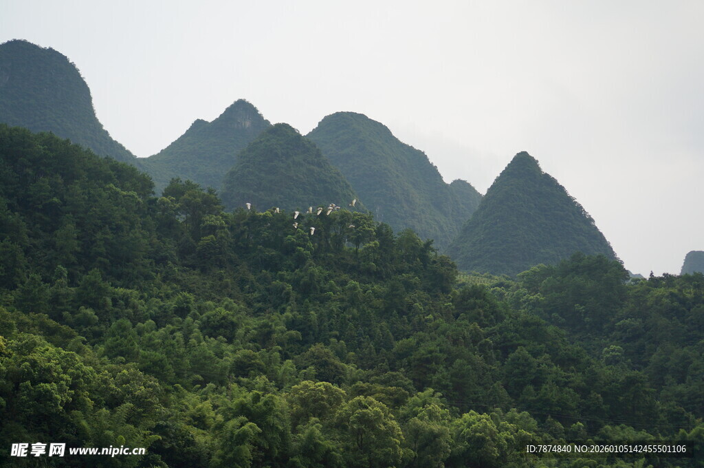青山翠谷间的秀丽峰景