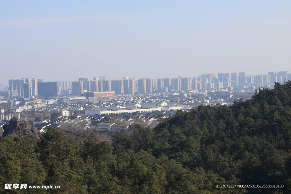 俯瞰城市与山林景观