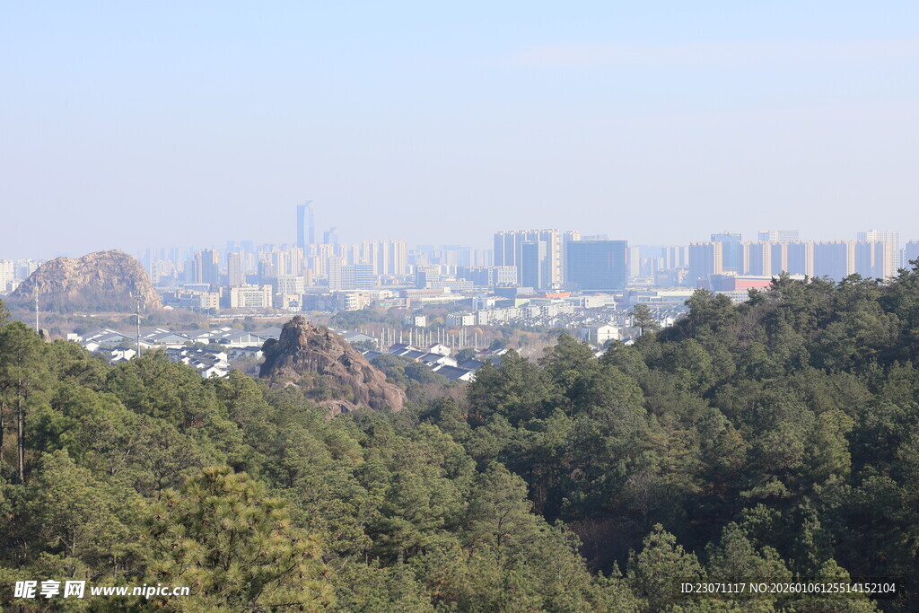 山林间远眺城市天际线