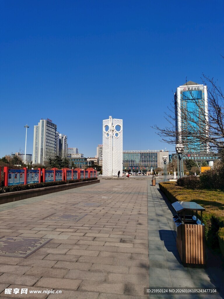 城市河畔的宽阔砖石步道