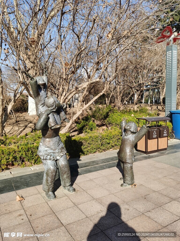 公园中的动物雕塑景观