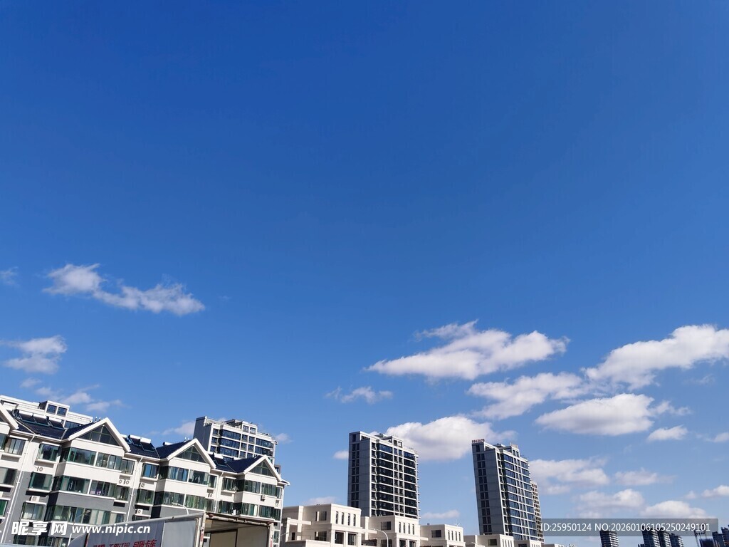 城市天际线与蓝天白云