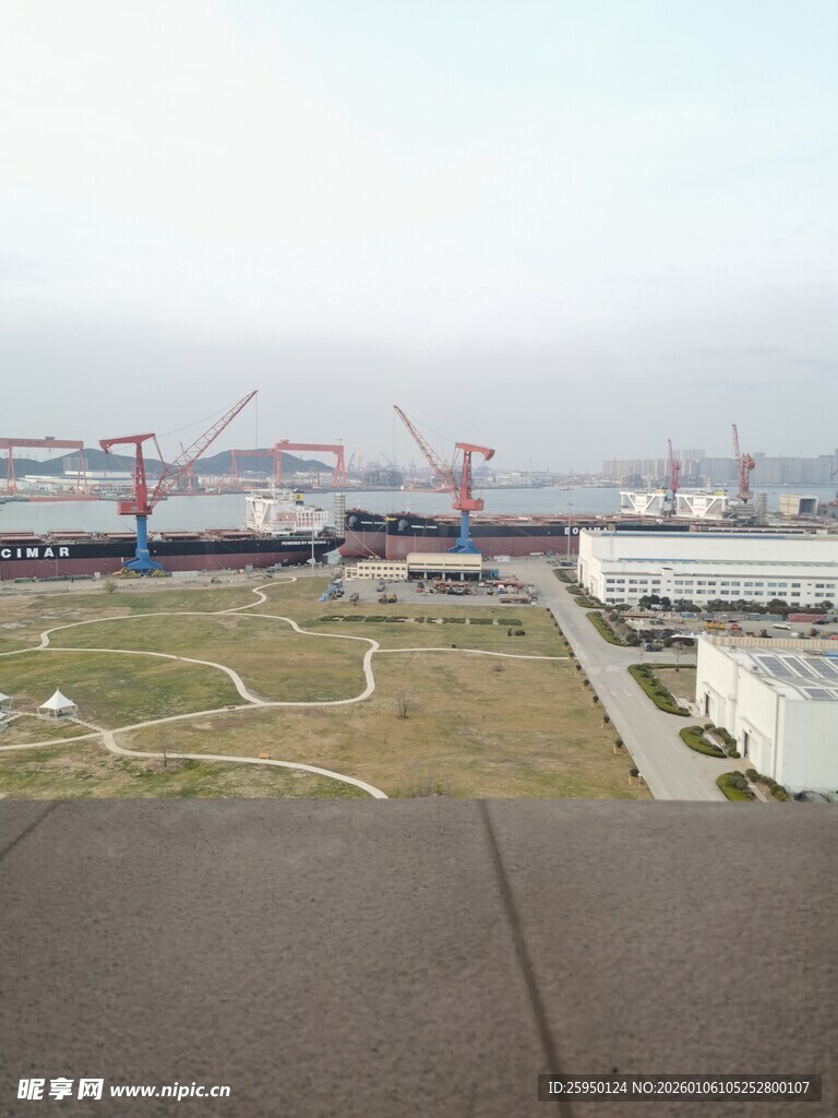 俯瞰港口及周边景观