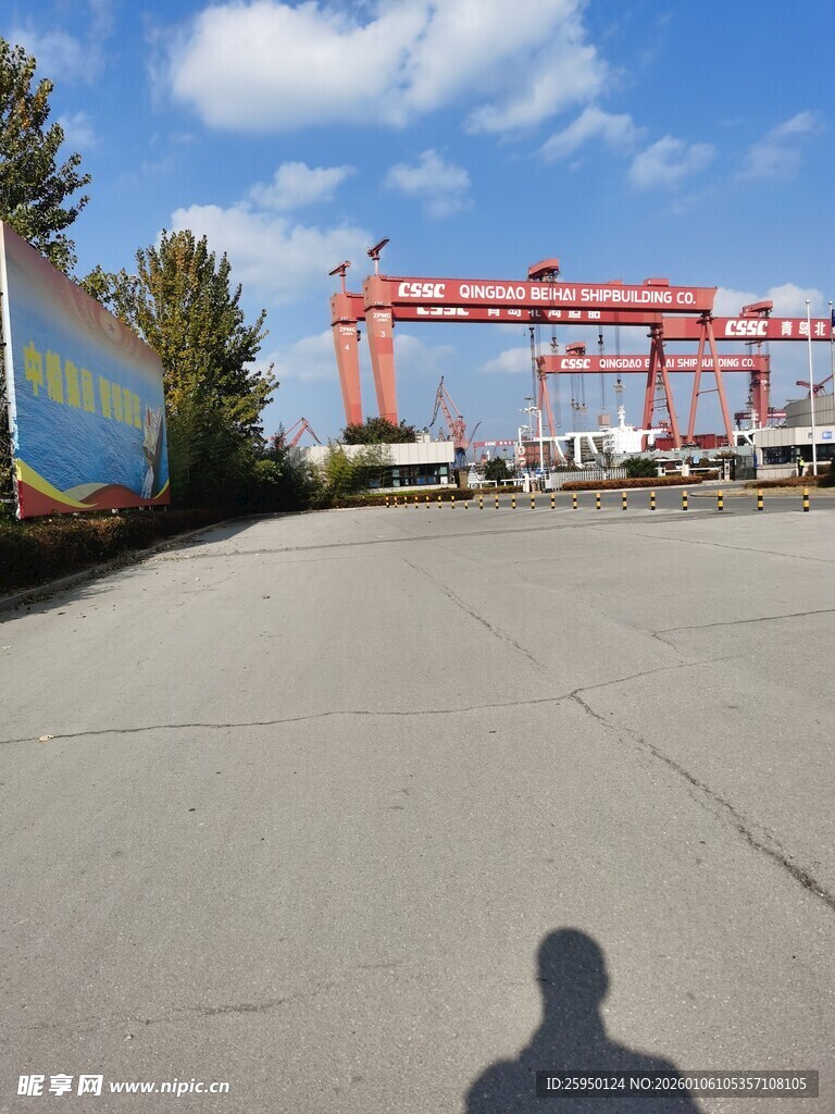 港口空旷场地与龙门吊