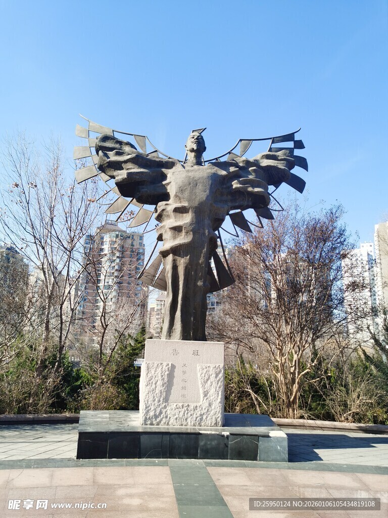 展翅雕塑屹立于开阔场地