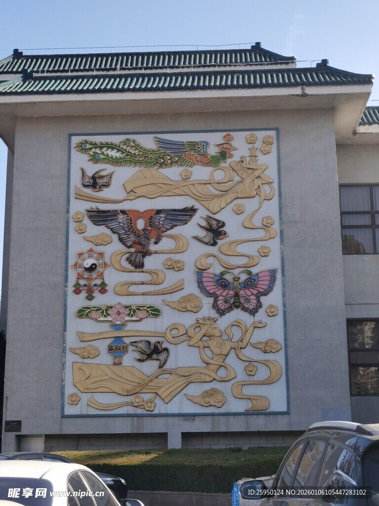 中式建筑外墙上的精美壁画