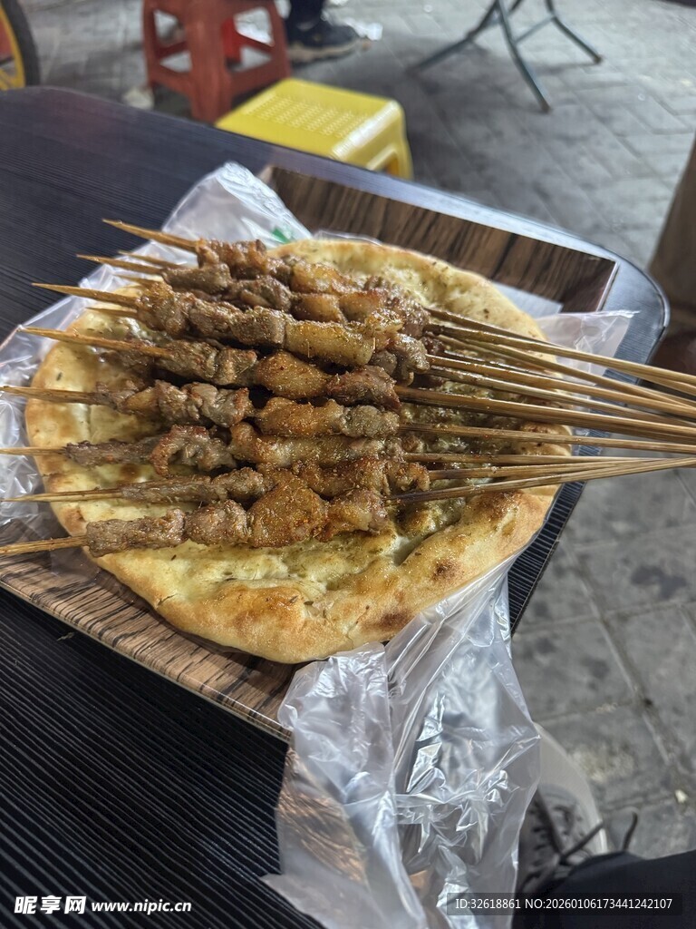 美味烤串摆放在竹制托盘上