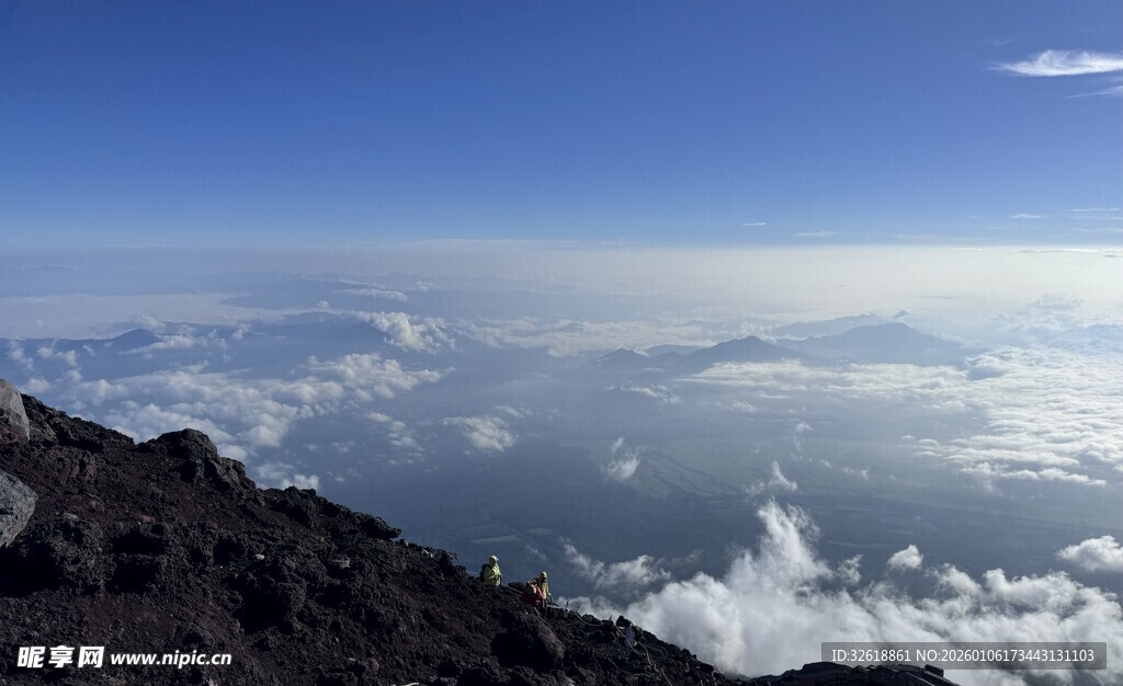 高山之巅云海壮丽景观