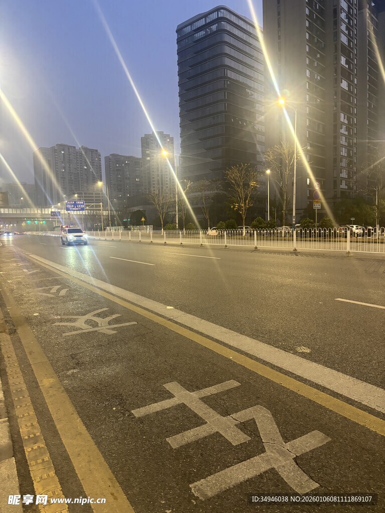 城市夜晚空旷道路景象