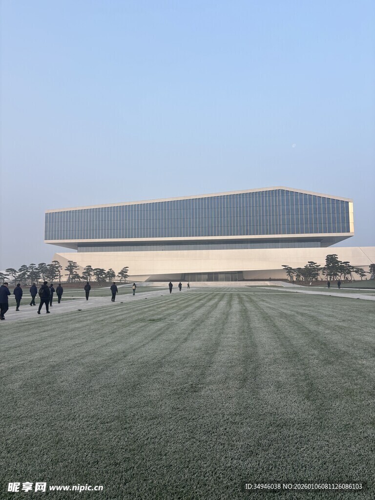 现代建筑前的开阔草坪