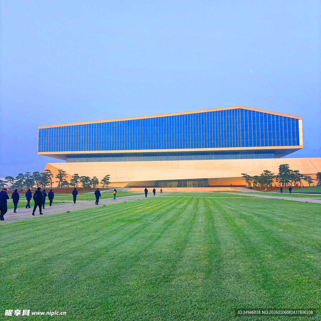 现代建筑前的开阔绿草地