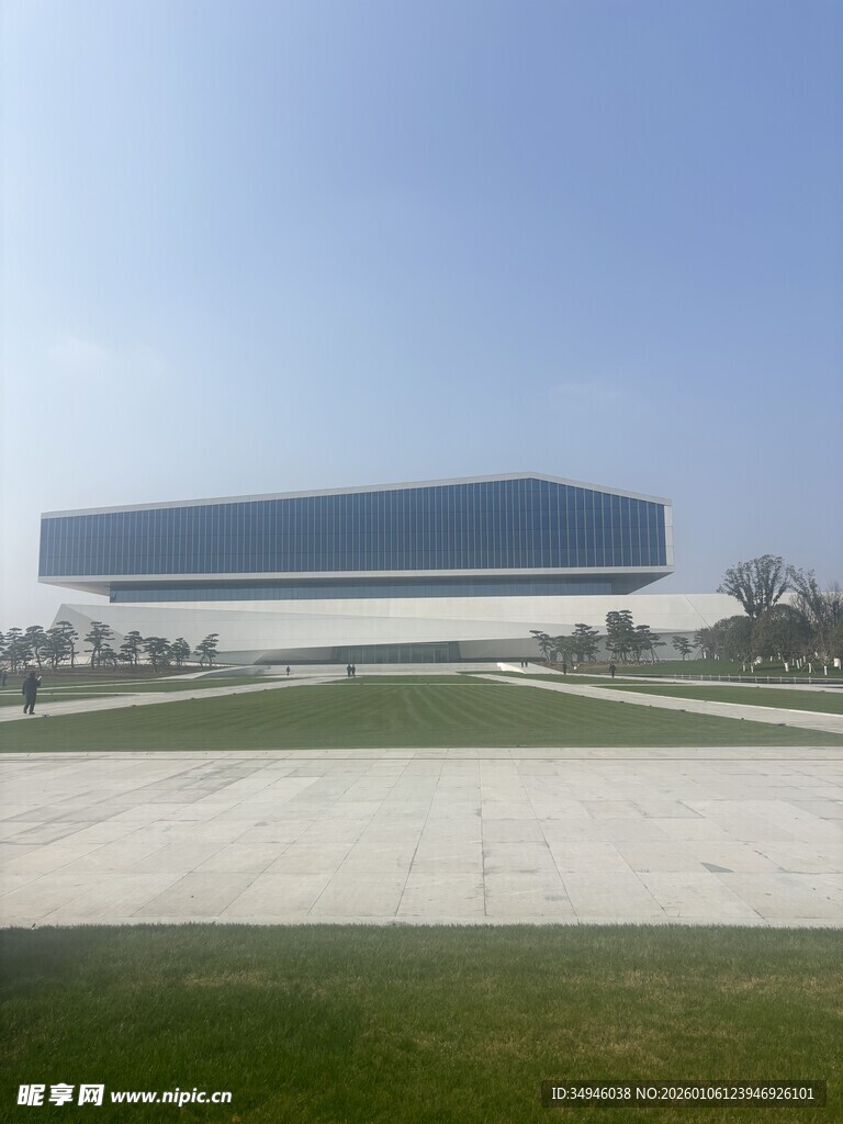 现代建筑前的开阔广场