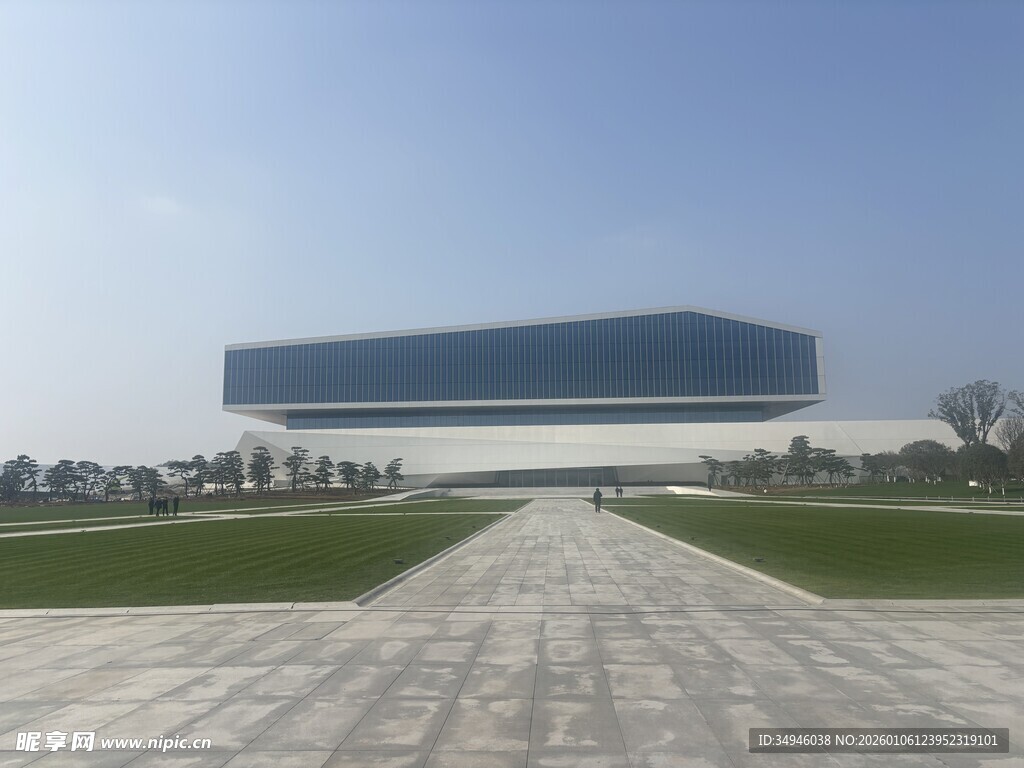 现代建筑前的开阔广场