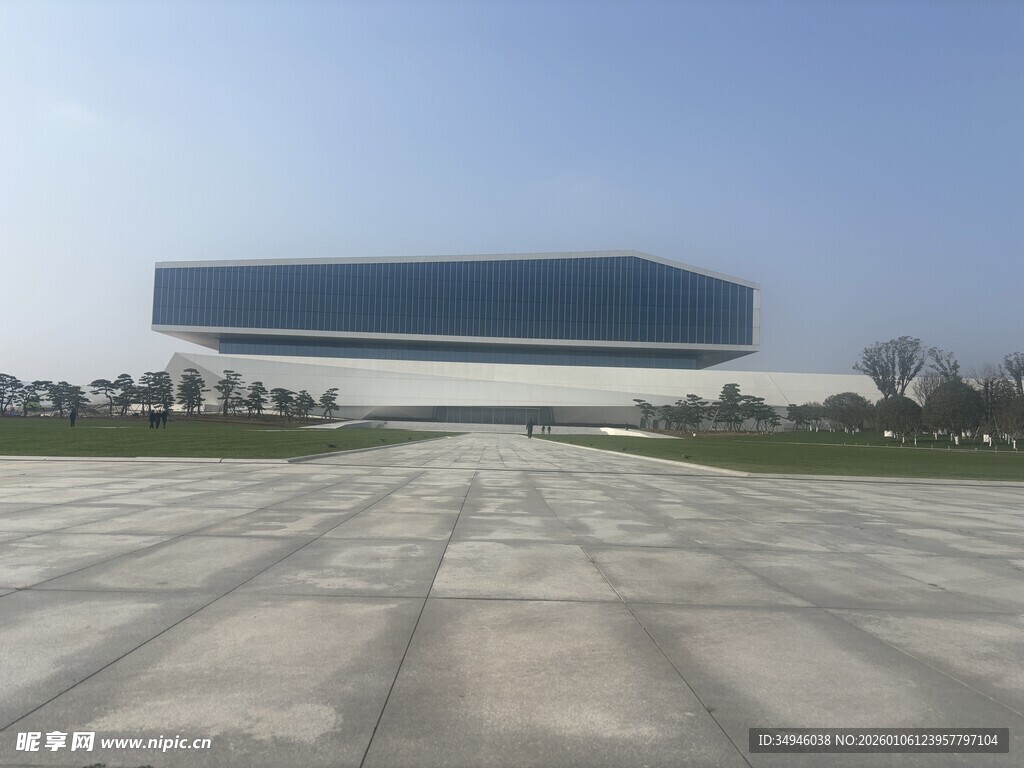 现代建筑前的开阔广场