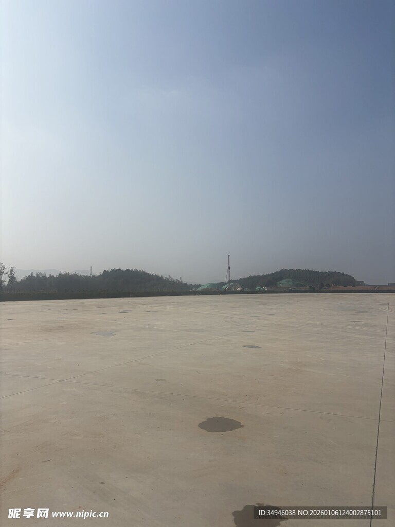 空旷沙地与远处山峦