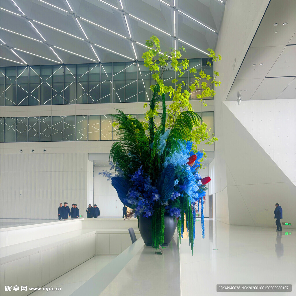 现代大厅中的多彩艺术绿植