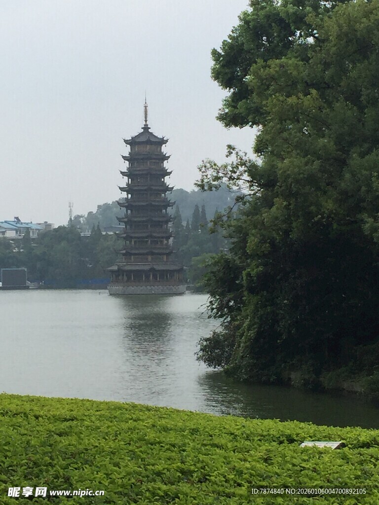 湖畔古塔 绿意环绕之景