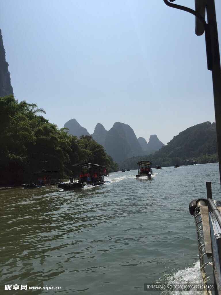 漓江山水间的游船美景
