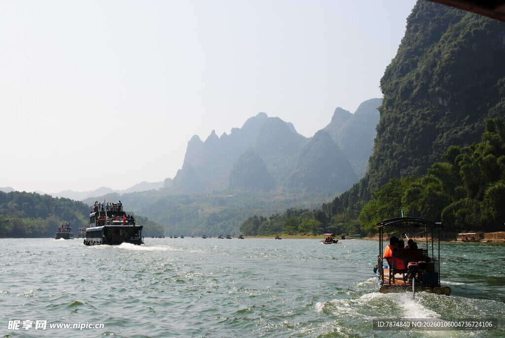 漓江山水间的游船美景