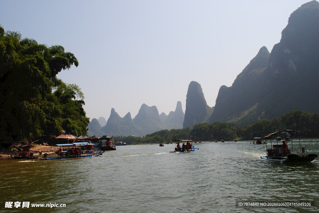 漓江山水间的悠然游船景