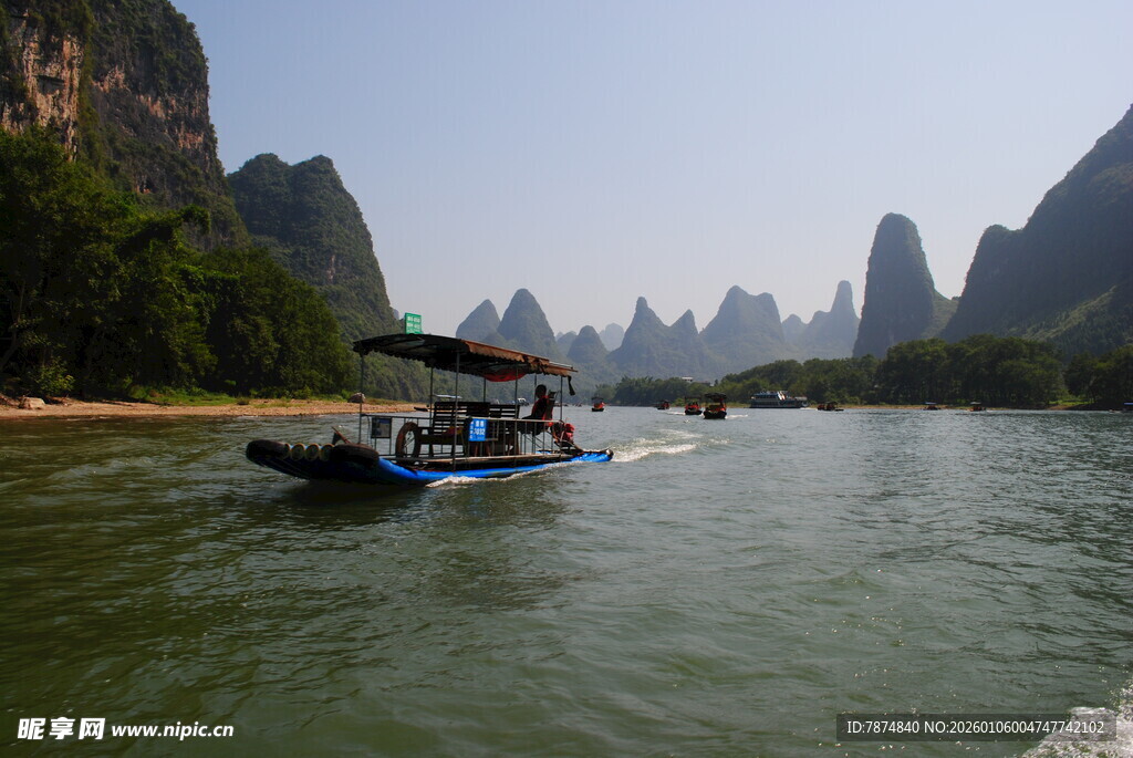 漓江山水间的游船美景