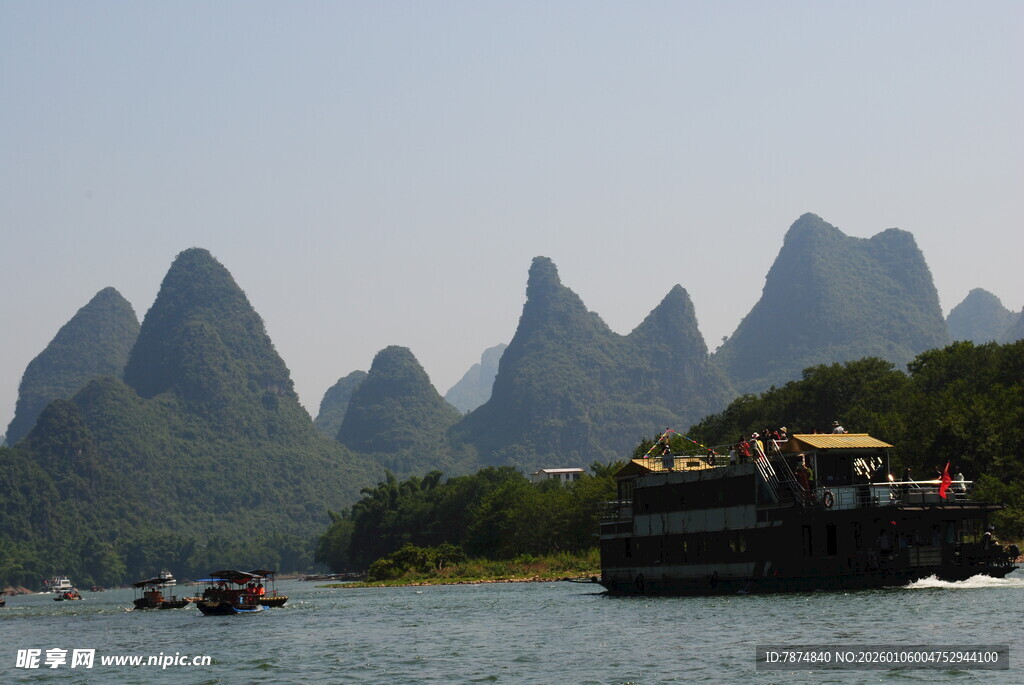 漓江山水间的游船美景