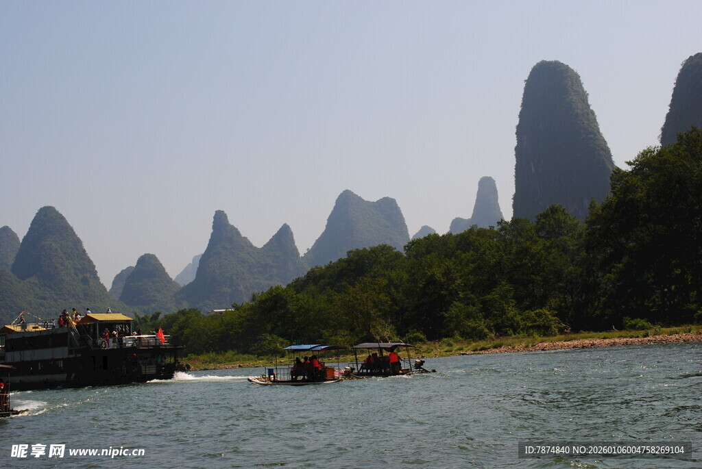 漓江山水间的游船景致